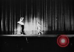 Immagine di Berlin acrobat atto Berlino Germania, 1943, secondo 12 filmato di repertorio 65675045511