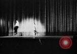Immagine di Berlin acrobat atto Berlino Germania, 1943, secondo 13 filmato di repertorio 65675045511