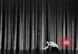 Immagine di Berlin acrobat atto Berlino Germania, 1943, secondo 18 filmato di repertorio 65675045511