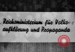 Immagine di I civili tedeschi evacuare Berlin Berlino Germania, 1943, secondo 1 filmato di repertorio 65675045512