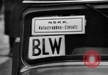 Immagine di I civili tedeschi evacuare Berlin Berlino Germania, 1943, secondo 15 filmato di repertorio 65675045512