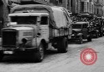 Immagine di I civili tedeschi evacuare Berlin Berlino Germania, 1943, secondo 16 filmato di repertorio 65675045512