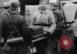 Immagine di I civili tedeschi evacuare Berlin Berlino Germania, 1943, secondo 25 filmato di repertorio 65675045512