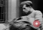 Immagine di I civili tedeschi evacuare Berlin Berlino Germania, 1943, secondo 26 filmato di repertorio 65675045512