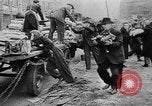 Immagine di I civili tedeschi evacuare Berlin Berlino Germania, 1943, secondo 28 filmato di repertorio 65675045512