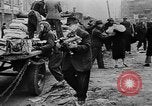 Immagine di I civili tedeschi evacuare Berlin Berlino Germania, 1943, secondo 29 filmato di repertorio 65675045512
