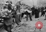 Immagine di I civili tedeschi evacuare Berlin Berlino Germania, 1943, secondo 30 filmato di repertorio 65675045512