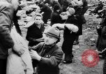 Immagine di I civili tedeschi evacuare Berlin Berlino Germania, 1943, secondo 31 filmato di repertorio 65675045512