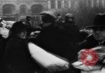 Immagine di I civili tedeschi evacuare Berlin Berlino Germania, 1943, secondo 32 filmato di repertorio 65675045512