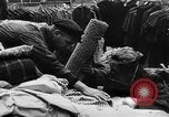 Immagine di I civili tedeschi evacuare Berlin Berlino Germania, 1943, secondo 34 filmato di repertorio 65675045512