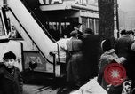 Immagine di I civili tedeschi evacuare Berlin Berlino Germania, 1943, secondo 38 filmato di repertorio 65675045512