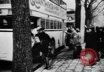Immagine di I civili tedeschi evacuare Berlin Berlino Germania, 1943, secondo 43 filmato di repertorio 65675045512