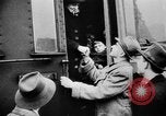 Immagine di I civili tedeschi evacuare Berlin Berlino Germania, 1943, secondo 44 filmato di repertorio 65675045512