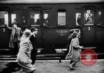Immagine di I civili tedeschi evacuare Berlin Berlino Germania, 1943, secondo 49 filmato di repertorio 65675045512