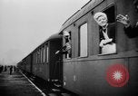 Immagine di I civili tedeschi evacuare Berlin Berlino Germania, 1943, secondo 51 filmato di repertorio 65675045512
