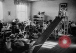 Image enfants allemands en centre de secours Allemagne, 1943, de la seconde 5 séquences d'archives historiques vidéo 65675045513
