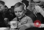Image enfants allemands en centre de secours Allemagne, 1943, de la seconde 15 séquences d'archives historiques vidéo 65675045513
