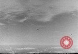 Immagine di B-24 aerei bomba con successo e distruggere la factory tedesca a Gotha Gotha Germania, 1944, secondo 29 filmato di repertorio 65675045545
