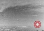 Immagine di B-24 aerei bomba con successo e distruggere la factory tedesca a Gotha Gotha Germania, 1944, secondo 30 filmato di repertorio 65675045545