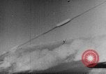 Immagine di B-24 aerei bomba con successo e distruggere la factory tedesca a Gotha Gotha Germania, 1944, secondo 33 filmato di repertorio 65675045545