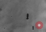 Immagine di B-24 aerei bomba con successo e distruggere la factory tedesca a Gotha Gotha Germania, 1944, secondo 38 filmato di repertorio 65675045545