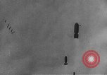 Immagine di B-24 aerei bomba con successo e distruggere la factory tedesca a Gotha Gotha Germania, 1944, secondo 39 filmato di repertorio 65675045545