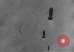 Immagine di B-24 aerei bomba con successo e distruggere la factory tedesca a Gotha Gotha Germania, 1944, secondo 41 filmato di repertorio 65675045545