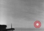 Immagine di B-24 aerei bomba con successo e distruggere la factory tedesca a Gotha Gotha Germania, 1944, secondo 60 filmato di repertorio 65675045545