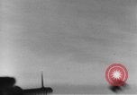 Immagine di B-24 aerei bomba con successo e distruggere la factory tedesca a Gotha Gotha Germania, 1944, secondo 61 filmato di repertorio 65675045545