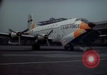 Standbild Flughafen Tempelhof Hangar Berlin Deutschland, 1961, aus Sekunde 17 historischem Filmmaterial Videoclip 65675045564