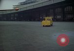 Standbild Flughafen Tempelhof Hangar Berlin Deutschland, 1961, aus Sekunde 35 historischem Filmmaterial Videoclip 65675045564