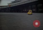 Standbild Flughafen Tempelhof Hangar Berlin Deutschland, 1961, aus Sekunde 36 historischem Filmmaterial Videoclip 65675045564