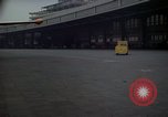 Standbild Flughafen Tempelhof Hangar Berlin Deutschland, 1961, aus Sekunde 37 historischem Filmmaterial Videoclip 65675045564