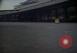 Standbild Flughafen Tempelhof Hangar Berlin Deutschland, 1961, aus Sekunde 39 historischem Filmmaterial Videoclip 65675045564
