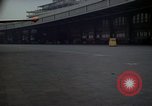 Standbild Flughafen Tempelhof Hangar Berlin Deutschland, 1961, aus Sekunde 40 historischem Filmmaterial Videoclip 65675045564