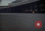 Standbild Flughafen Tempelhof Hangar Berlin Deutschland, 1961, aus Sekunde 42 historischem Filmmaterial Videoclip 65675045564