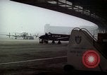 Standbild Flughafen Tempelhof Hangar Berlin Deutschland, 1961, aus Sekunde 43 historischem Filmmaterial Videoclip 65675045564
