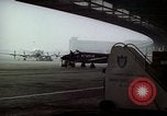Standbild Flughafen Tempelhof Hangar Berlin Deutschland, 1961, aus Sekunde 46 historischem Filmmaterial Videoclip 65675045564