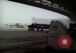 Standbild Flughafen Tempelhof Hangar Berlin Deutschland, 1961, aus Sekunde 47 historischem Filmmaterial Videoclip 65675045564