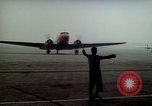 Standbild Flughafen Tempelhof Hangar Berlin Deutschland, 1961, aus Sekunde 51 historischem Filmmaterial Videoclip 65675045564