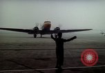 Standbild Flughafen Tempelhof Hangar Berlin Deutschland, 1961, aus Sekunde 52 historischem Filmmaterial Videoclip 65675045564