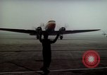 Standbild Flughafen Tempelhof Hangar Berlin Deutschland, 1961, aus Sekunde 53 historischem Filmmaterial Videoclip 65675045564