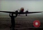 Standbild Flughafen Tempelhof Hangar Berlin Deutschland, 1961, aus Sekunde 54 historischem Filmmaterial Videoclip 65675045564
