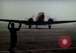 Standbild Flughafen Tempelhof Hangar Berlin Deutschland, 1961, aus Sekunde 55 historischem Filmmaterial Videoclip 65675045564