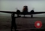 Standbild Flughafen Tempelhof Hangar Berlin Deutschland, 1961, aus Sekunde 57 historischem Filmmaterial Videoclip 65675045564