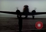 Standbild Flughafen Tempelhof Hangar Berlin Deutschland, 1961, aus Sekunde 58 historischem Filmmaterial Videoclip 65675045564