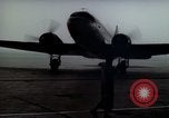 Standbild Flughafen Tempelhof Hangar Berlin Deutschland, 1961, aus Sekunde 61 historischem Filmmaterial Videoclip 65675045564