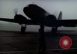 Standbild Flughafen Tempelhof Hangar Berlin Deutschland, 1961, aus Sekunde 62 historischem Filmmaterial Videoclip 65675045564
