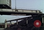 Standbild Haufen Kohle Berlin Deutschland, 1961, aus Sekunde 62 historischem Filmmaterial Videoclip 65675045565