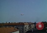 Standbild Flughafen Tempelhof Berlin Deutschland, 1961, aus Sekunde 10 historischem Filmmaterial Videoclip 65675045567